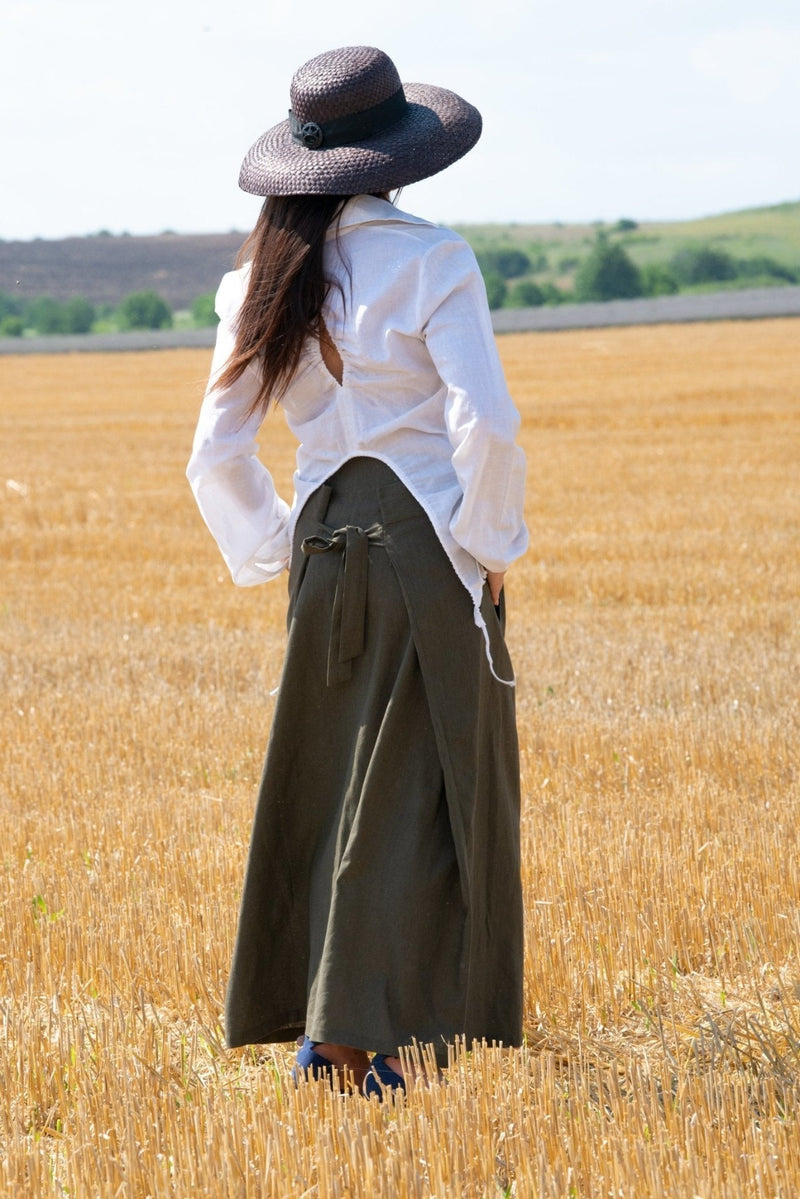 Model wearing the JENNA Linen Shirt in size M, providing a visual representation of the fit and style.