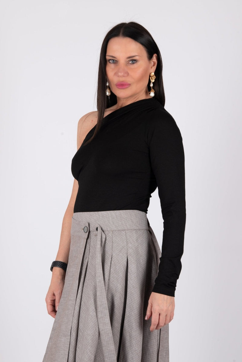 Image of DFold Clothing's One Shoulder Top MANHATTAN in classic black, showcasing its chic design and luxurious jersey viscose fabric.